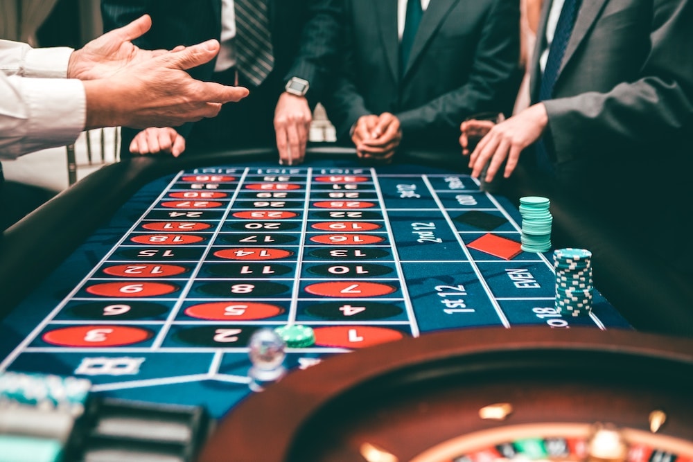 Spelare vid ett roulettebord